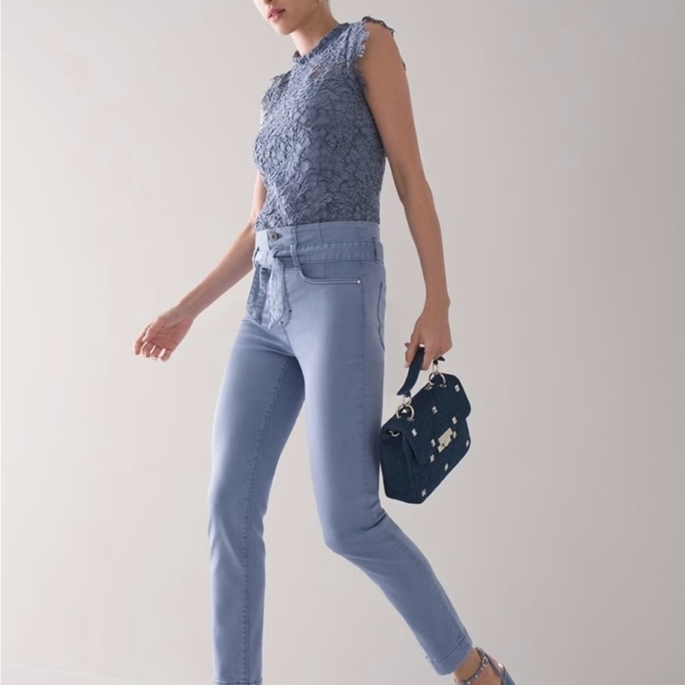 WHBM High-Rise Everyday Soft Denim Corset
Slim Crop Jeans Size 6